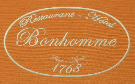 Stoelkussens restaurant hotel met geborduurd logo Remouchamps 1024x640-01.jpg