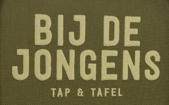 Terraskussens brasserie met geborduurd logo Valkenburg 1024x640-01.jpg