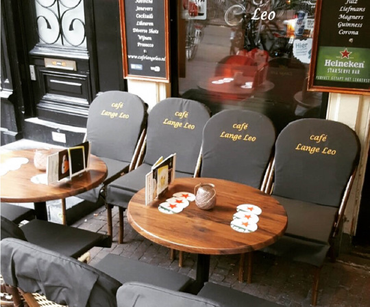 Cafe Amsterdam Lange Leo met terraskussens op stoelen-01.jpg