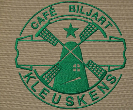 Cafe kussens rotanstoel met geborduurd logo Biljart 1024x853-01.jpg