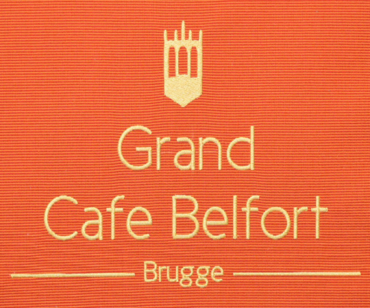 Grandcafe terraskussens rotanstoel met geborduurd logo Brugge 1024x853-01.jpg