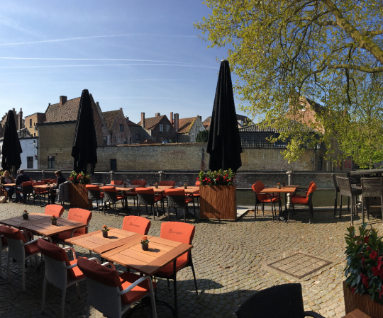 828-Brasserie-Restaurant-Brugge-terras-met-stoelkussens-01-1580930690.jpg