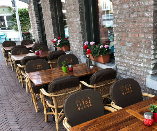 Eetcafé met horeca terraskussen Maastricht.jpg